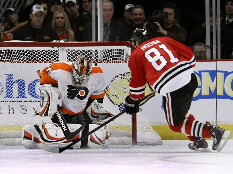 Marian Hossa scores penalty shot against Flyers goalie