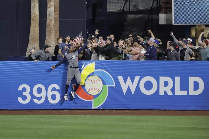 Adam Jone robs Manny Machado