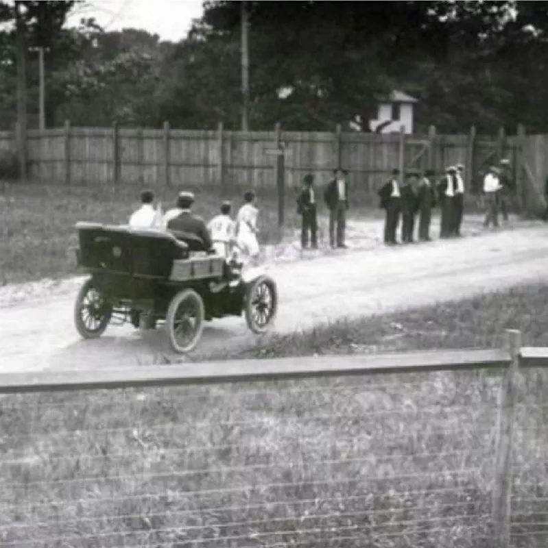 Frederick Lorz using car to drive past his opponents