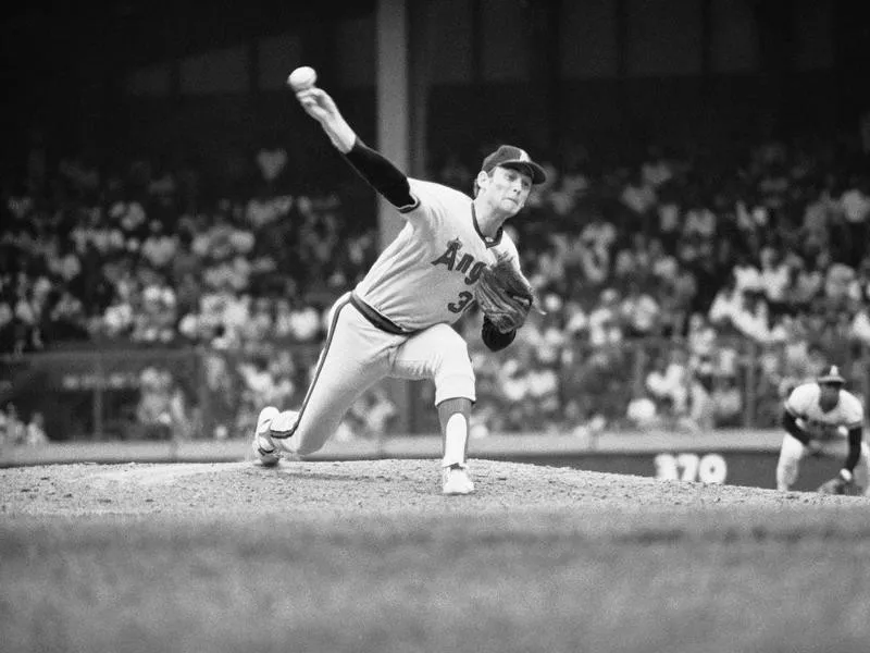 Nolan Ryan pitching