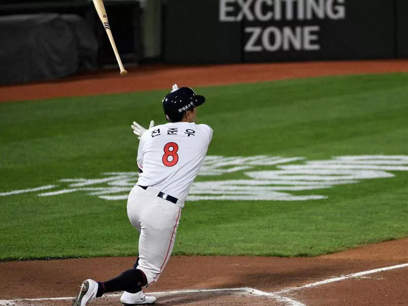 KBO bat flip