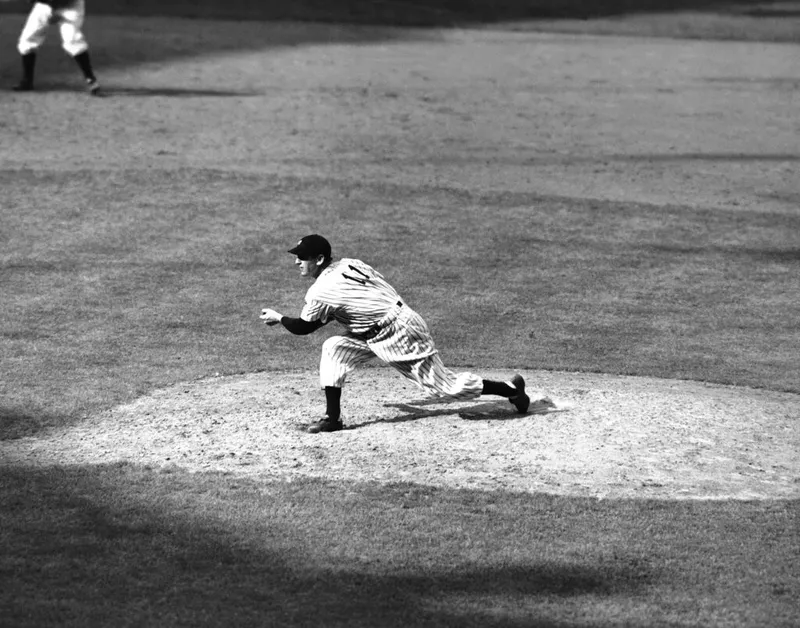 Yankee Lefty Gomez pitching