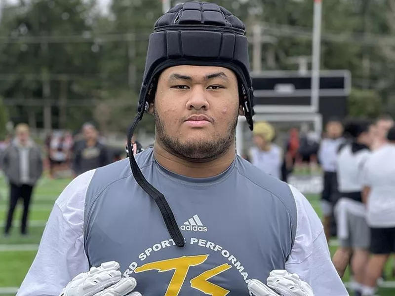 O'Dea High offensive lineman Isendre Ahfua