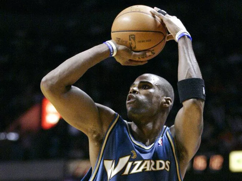 Antawn Jamison shoots