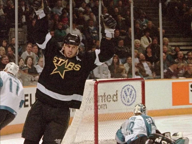 Mike Modano scores for the Dallas Stars