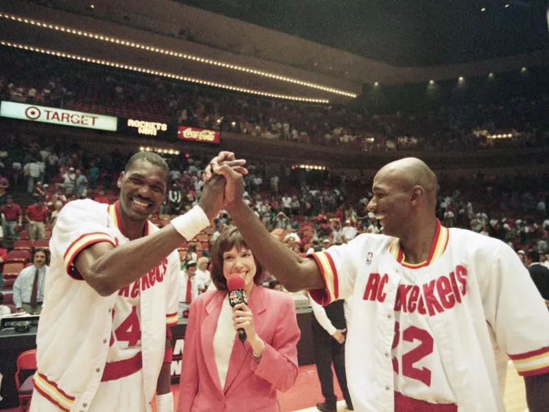 Clyde Drexler and Hakeem Olajuwon celebrate