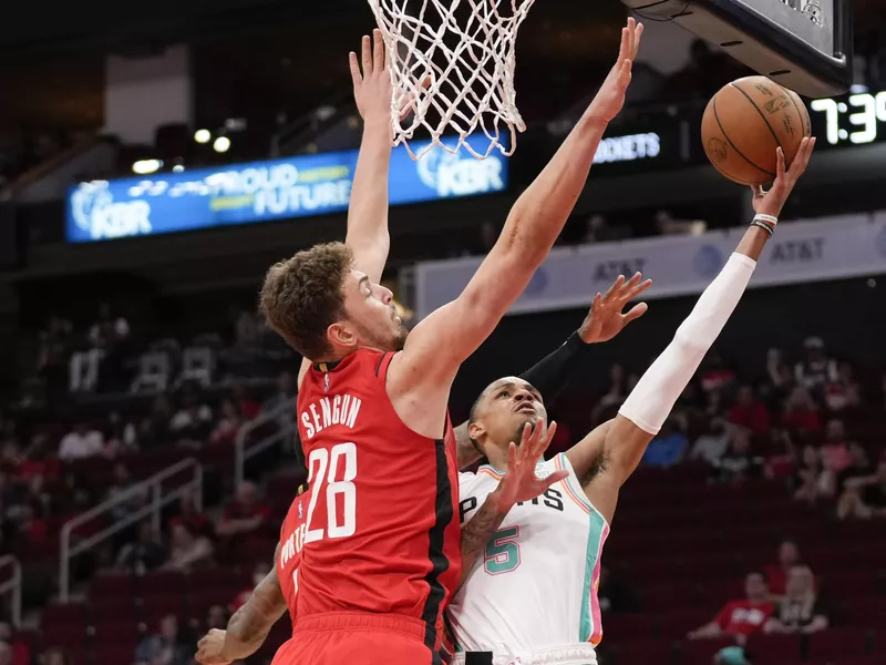 San Antonio Spurs guard Dejounte Murray shoots