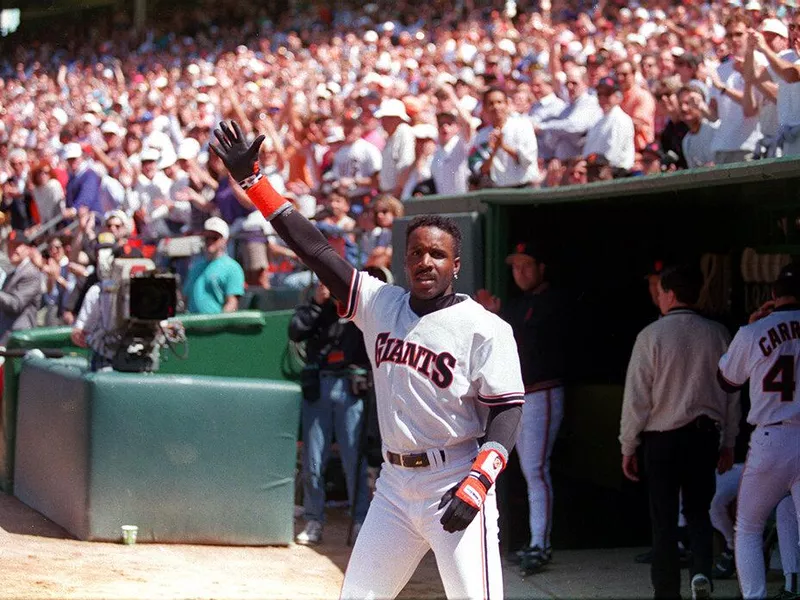 San Francisco Giants star Barry Bonds waves to crowd