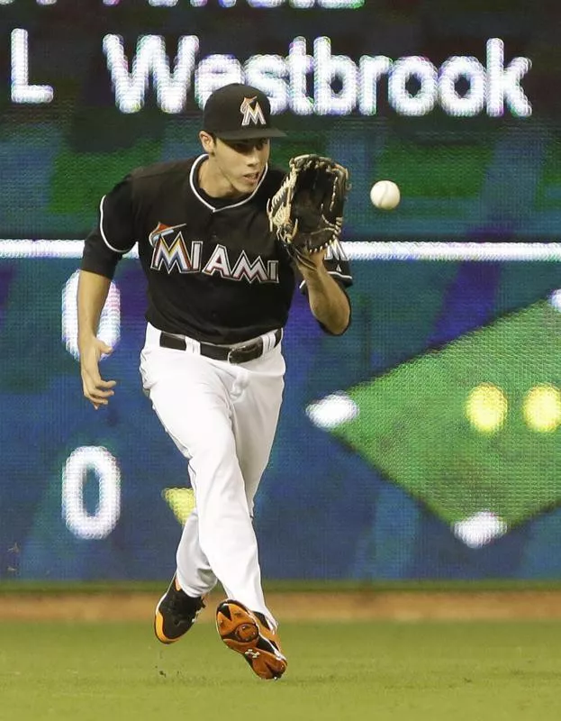 Christian Yelich fields a ball