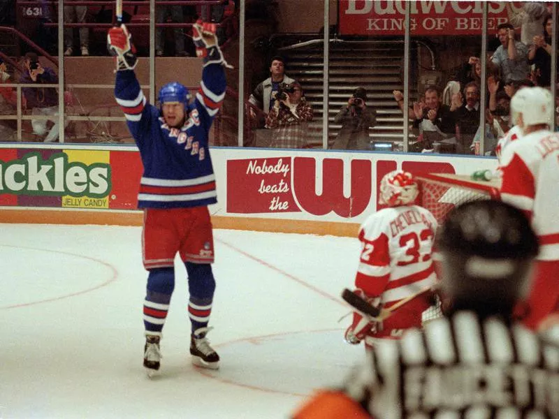 Mark Messier celebrates victory