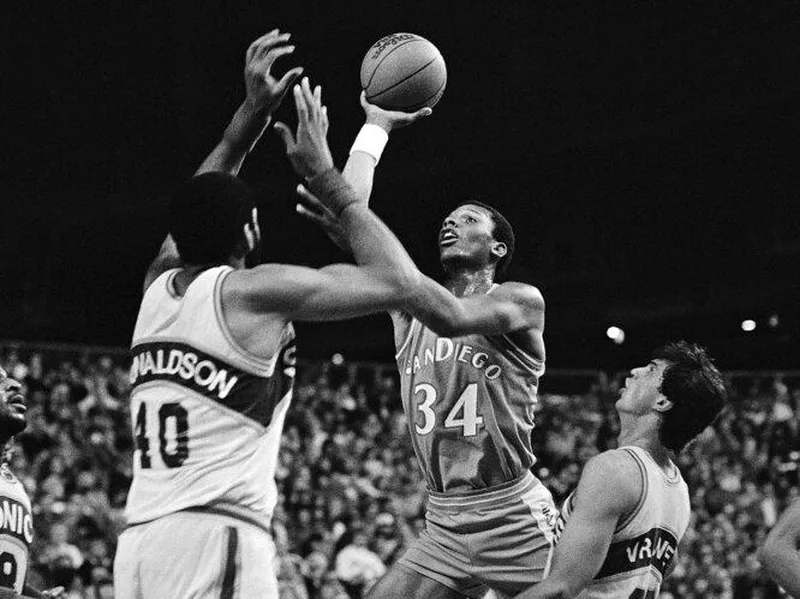 San Diego Clippers forward Terry Cummings shoots