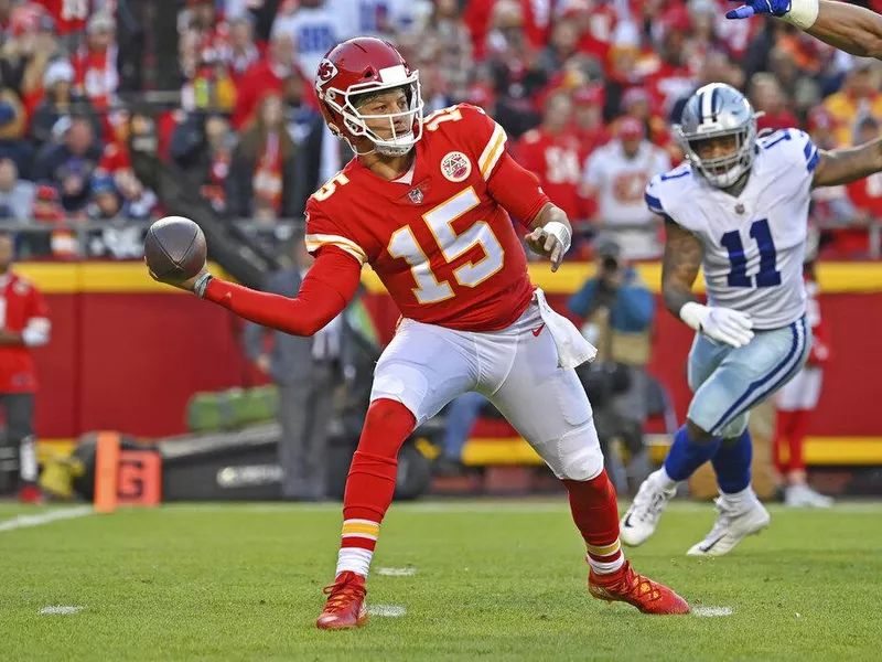 Kansas City Chiefs quarterback Patrick Mahomes throwing