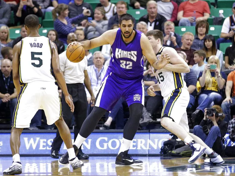 Sim Bhullar on offense against Jack Cooley, Rodney Hood