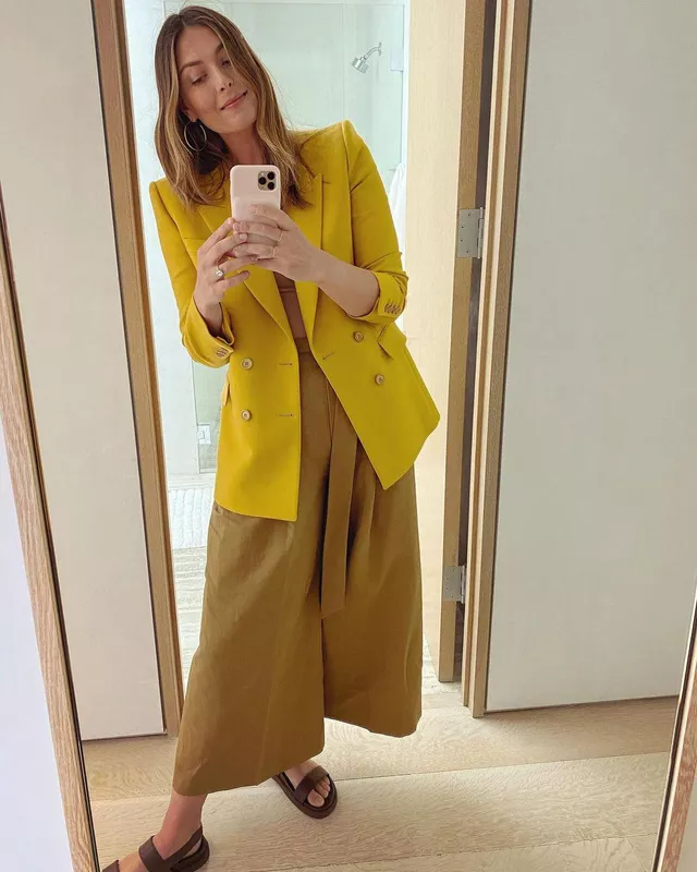 Maria Sharapova taking a mirror selfie