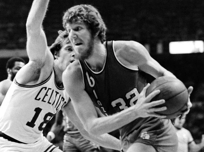 Bill Walton drives on Dave Cowens