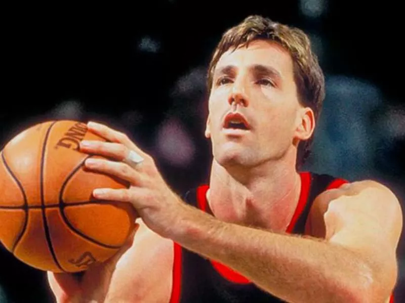 Chris Dudley prepares free throw