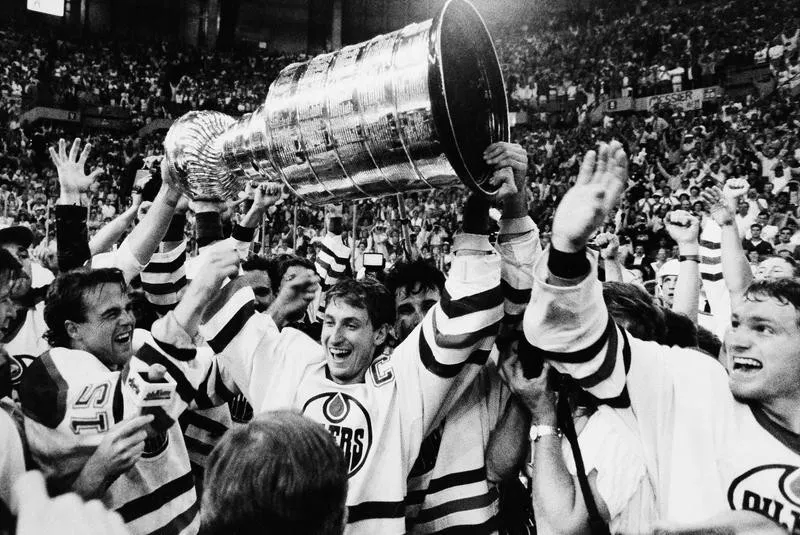 Wayne Gretzky holds the Stanley Cup