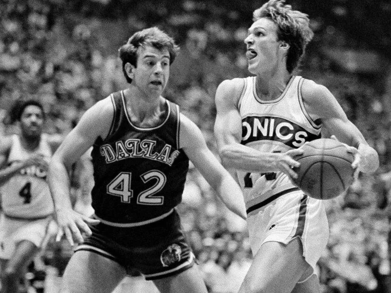 Tom Chambers drives against the Dallas Mavericks