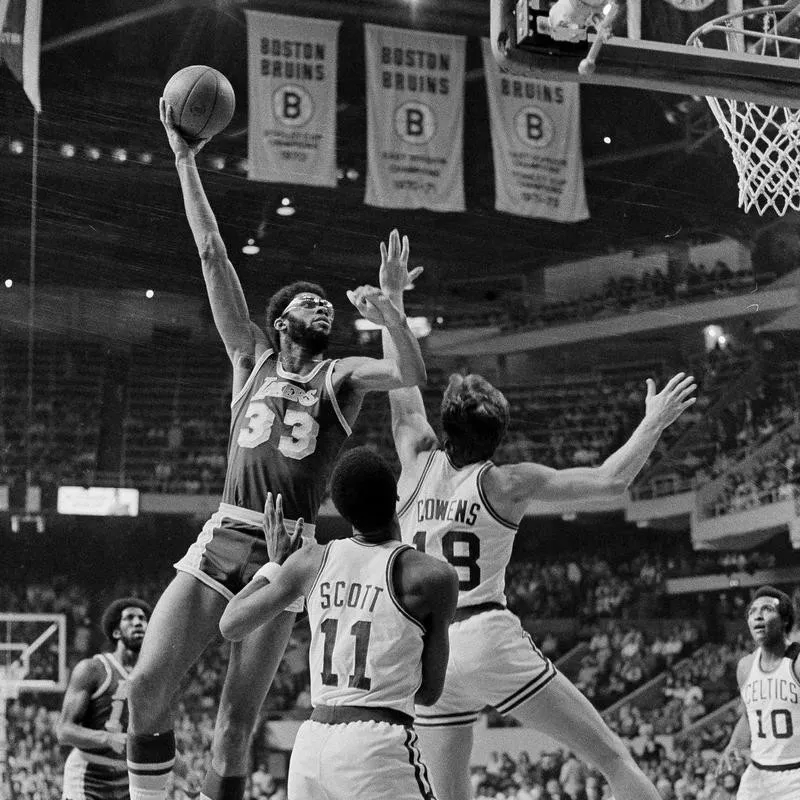 Kareem Abdul-Jabbar lays up shot over Charlie Scott