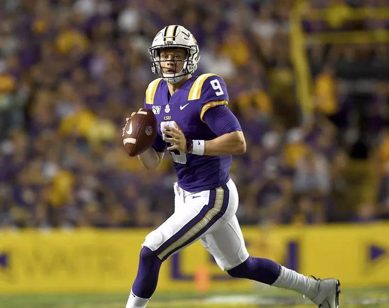 Joe Burrow looks for receiver