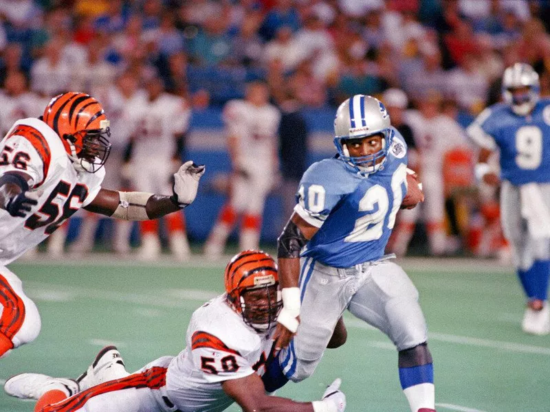 Barry Sanders battles Cincinnati Bengals defenders James Francis, Ricardo McDonald