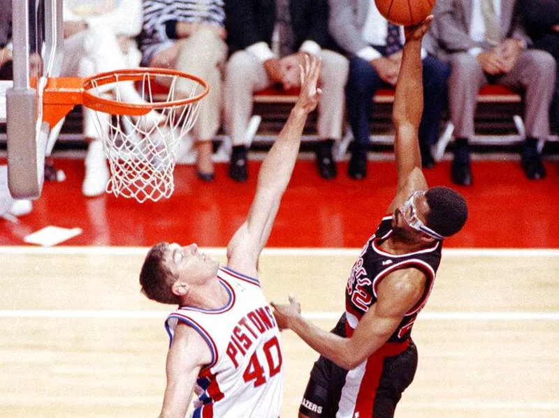 Buck Williams shoots over Bill Laimbeer