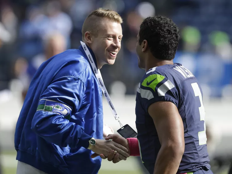 Macklemore shaking Russell Wilson's hand