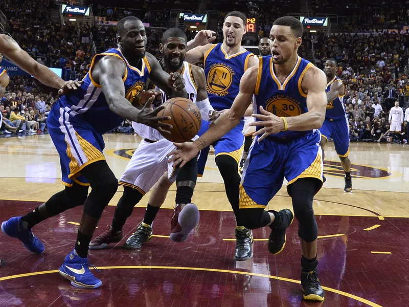 Golden State Warriors pursue a loose ball