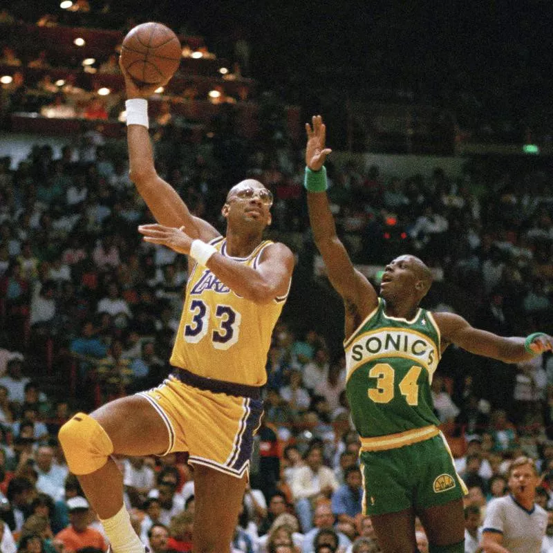 Kareem Abdul-Jabbar does hook shot