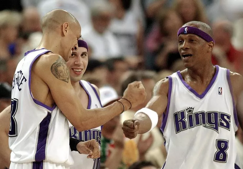 Doug Christie celebrates with Mike Bibby and Anthony Peeler