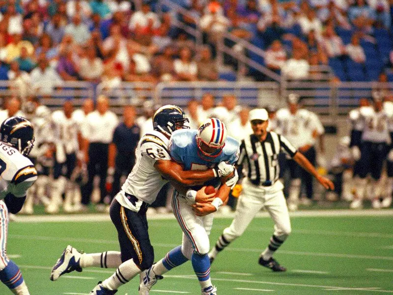 San Diego Chargers linebacker Junior Seau sacks Houston Oilers quarterback Bucky Richardson