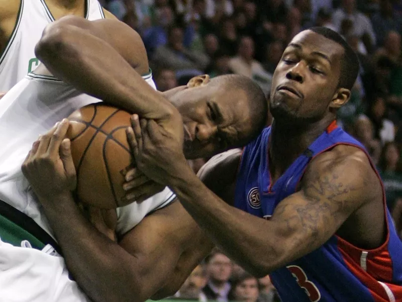 Glen Davis scrap for the ball