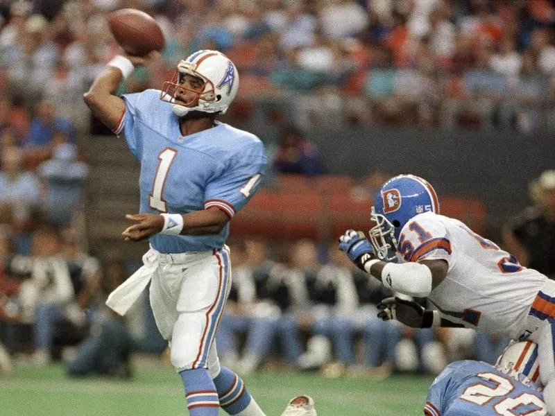 Houston Oilers quarterback Warren Moon