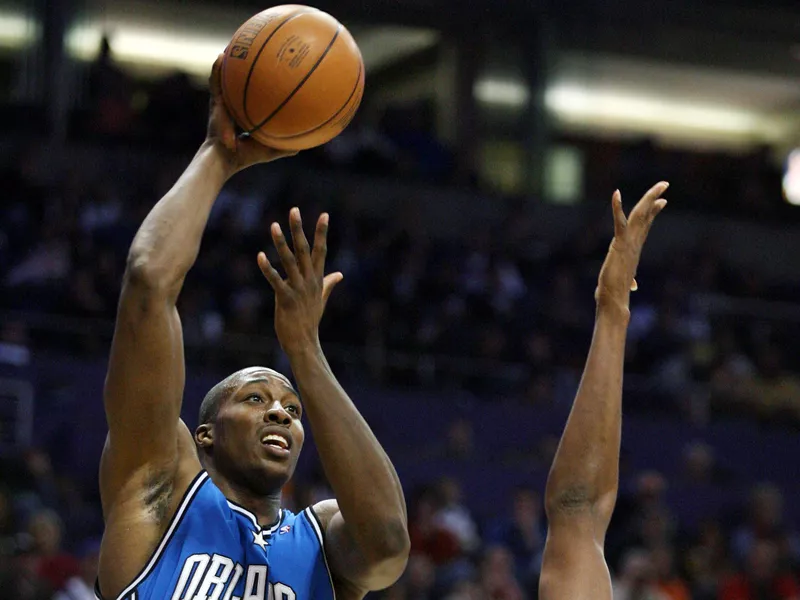 Dwight Howard scores over Phoenix Suns Kurt Thomas