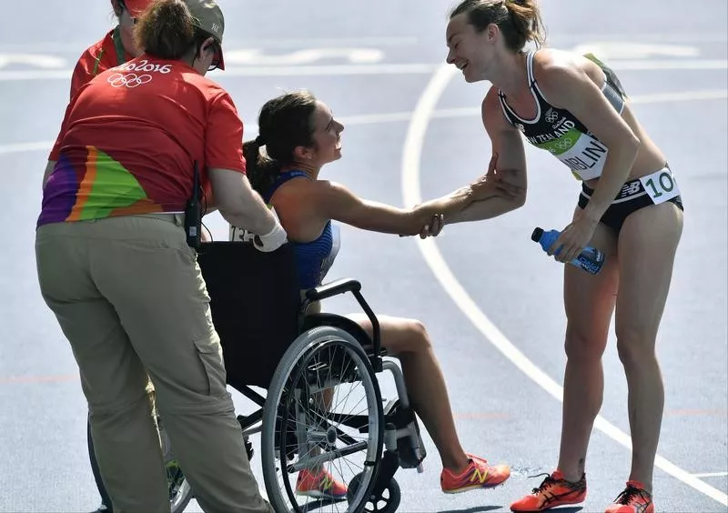 Nikki Hamblin greets Abby D'Agostino of the US after helped in women's 5000- meter heat at Rio Olympics