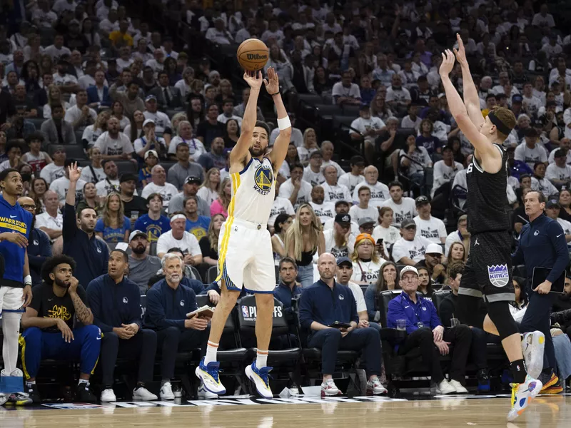 Golden State Warriors guard Klay Thompson shoots against Sacramento Kings