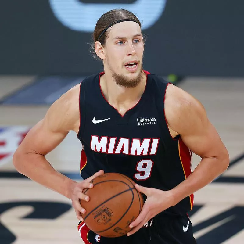 Kelly Olynyk handles ball