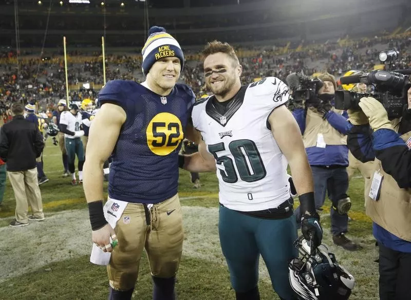 Clay Matthews poses with brother on the Eagles, Casey Matthews in Green Bay