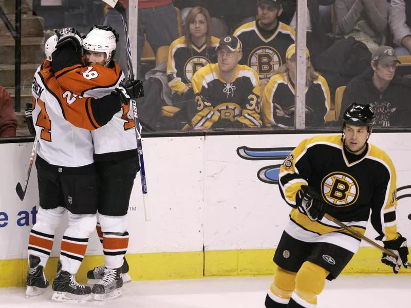 Mike Richards congratulated by Sami Kapanen