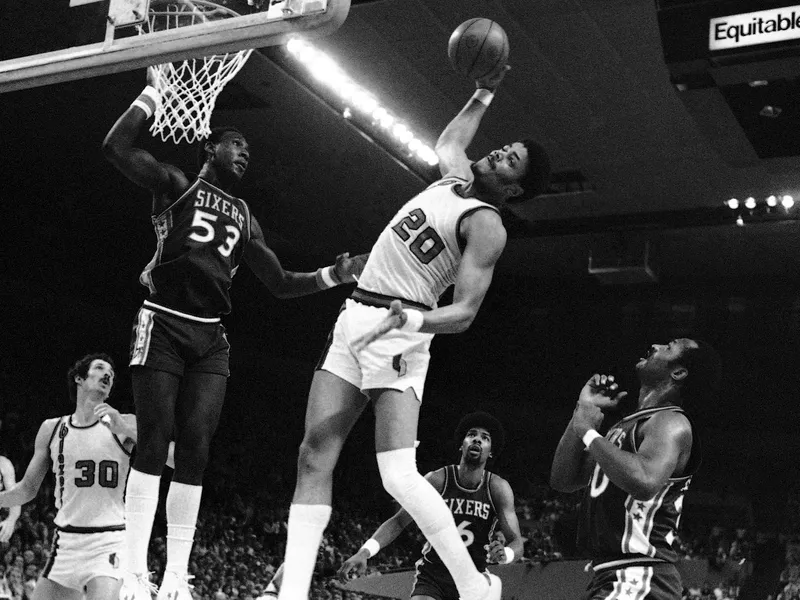 Darryl Dawkins battles against Maurice Lucas