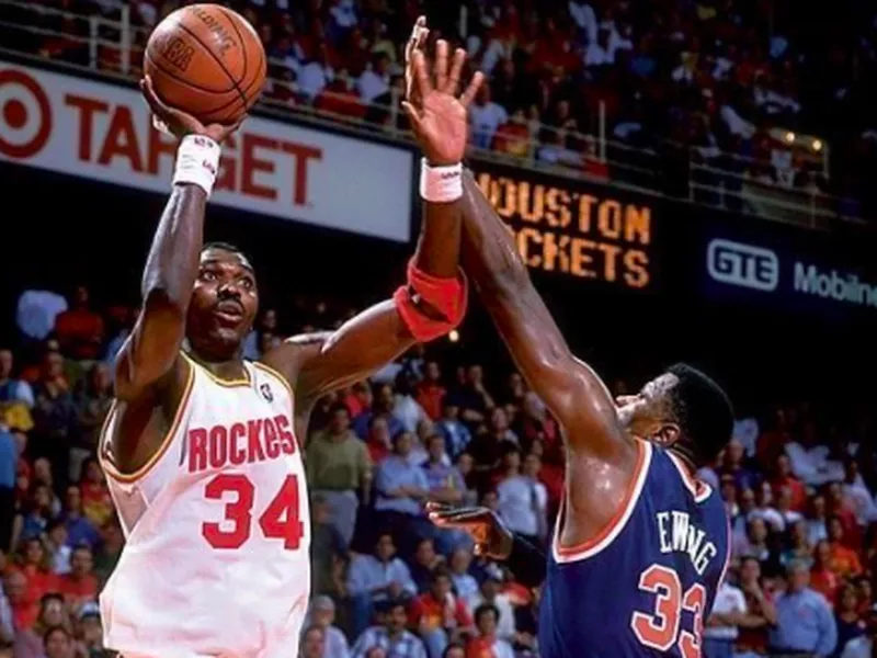 Patrick Ewing defending