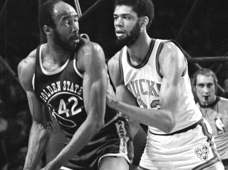 Nate Thurmond looks to pass against Kareem Abdul-Jabbar