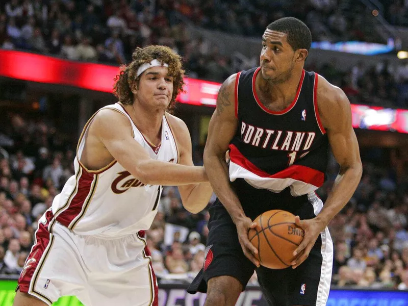 LaMarcus Aldridge makes a move on Anderson Varejao