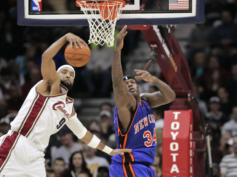 Eddy Curry fails to get rebound against Drew Gooden