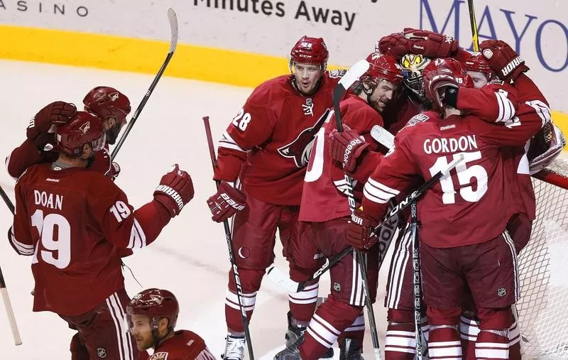 Phoenix Coyotes celebrate goal