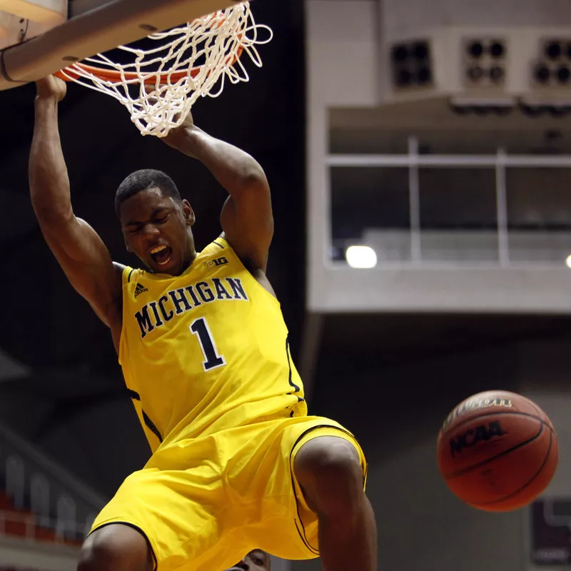 Glenn Robinson slam dunks the ball