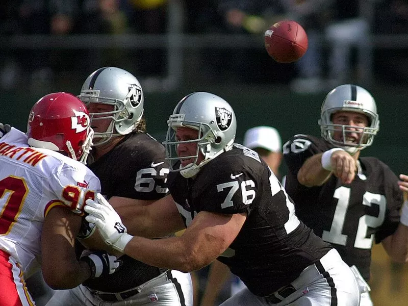 Oakland Raiders offensive lineman Steve Wisniewski