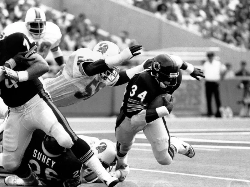 Tampa Bay Buccaneers linebacker Jeff Davis tackles Walter Payton