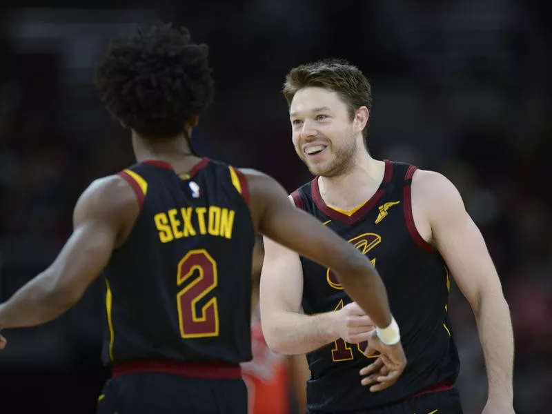 Cleveland Cavaliers' Matthew Dellavedova celebrates