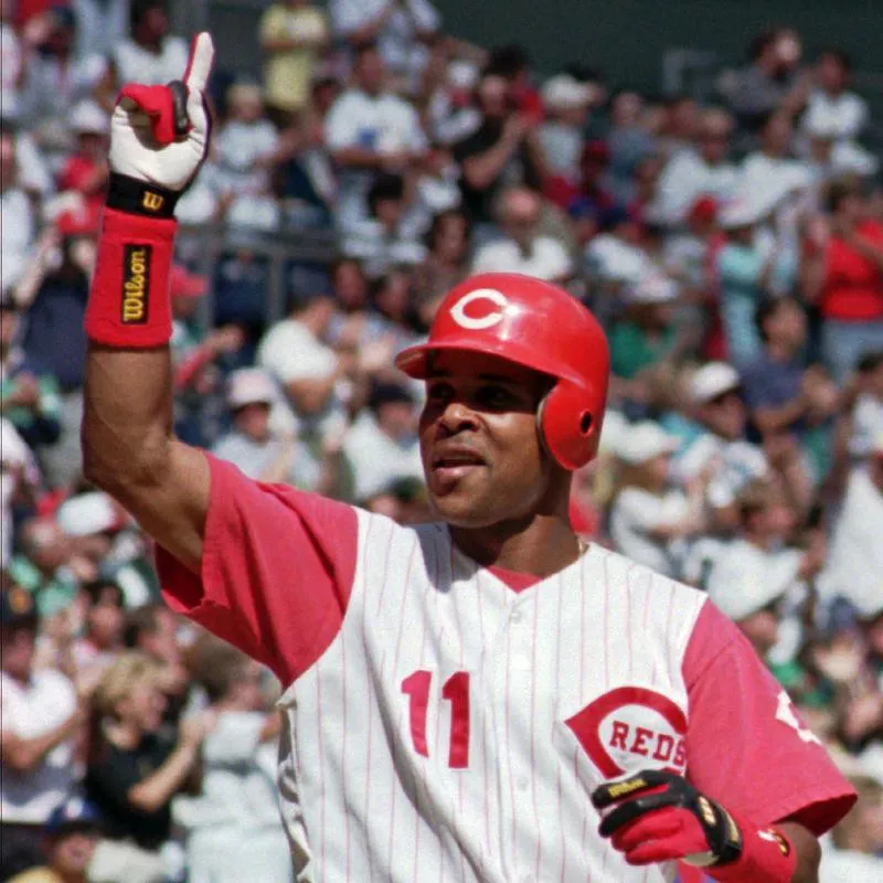 Cincinnati Reds' Barry Larkin acknowledges crowd